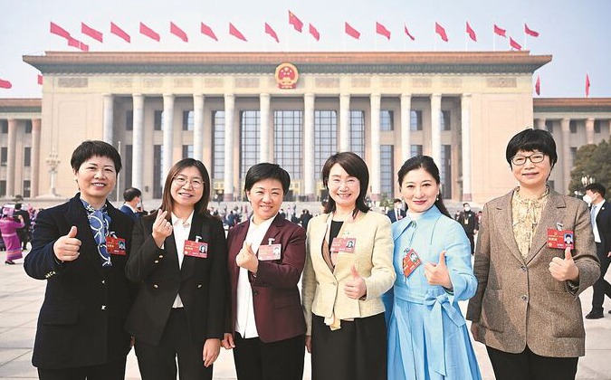 十四屆全國人大一次會(huì)議開幕會(huì)結(jié)束后 代表們走出會(huì)場