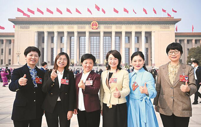 十四屆全國人大一次會(huì)議開幕會(huì)結(jié)束后 代表們走出會(huì)場