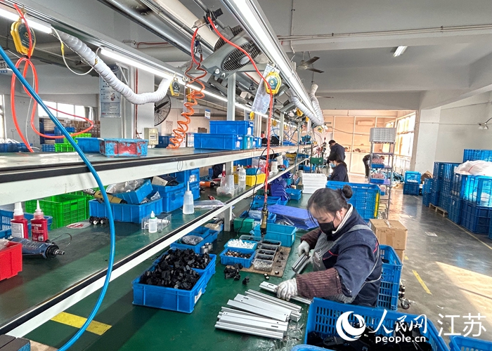 圖為騰亞精工產(chǎn)品裝配線。人民網(wǎng) 顧姝姝攝