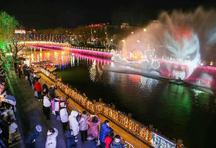 鹽河上的水幕電影。王健民攝