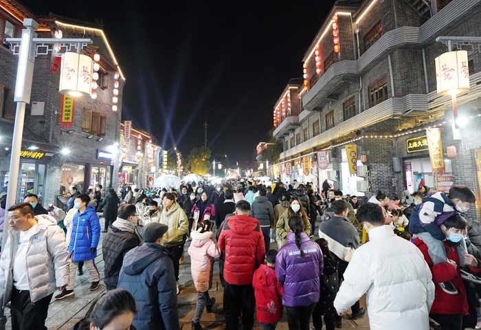 人流如織的鹽河巷美食街。 海電攝