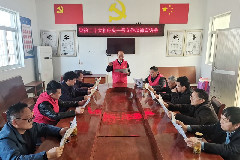  志愿者開展“倡導(dǎo)文明新風(fēng) 助力鄉(xiāng)村振興”宣講活動。興化煙草供圖