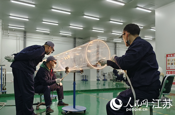 江蘇弘揚(yáng)石英制品有限公司三期項(xiàng)目的生產(chǎn)車(chē)間內(nèi)，工人正在制作石英擴(kuò)散爐管。人民網(wǎng) 張瀚天攝