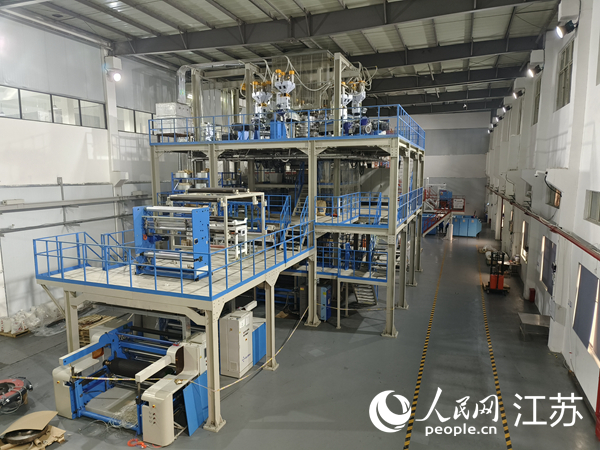 ?江蘇乾潤(rùn)新材料科技有限公司的共擠吹膜機(jī)。人民網(wǎng) 張瀚天攝