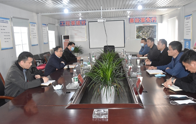 亭湖區(qū)紀(jì)委主要負(fù)責(zé)人到企業(yè)走訪調(diào)研，實地查看在建項目推進(jìn)情況，并召開座談會，認(rèn)真聽取企業(yè)訴求,為企業(yè)破瓶頸、解難題。姜娟攝