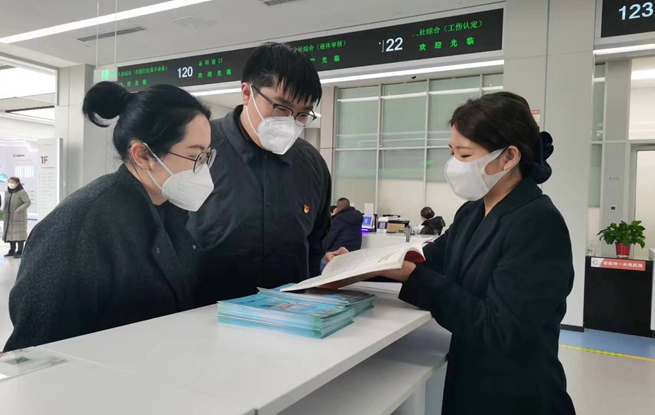 在亭湖區(qū)政務服務中心，亭湖區(qū)紀委監(jiān)委黨風政風監(jiān)督室工作人員正在抽查企業(yè)反映的訴求是否得到職能部門的有效解決，“檢測”窗口服務質(zhì)量。姜娟攝
