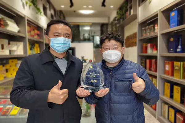 零售客戶楊玉獲得“泰山杯”全省最美卷煙零售店鋪一等獎。洪澤煙草供圖