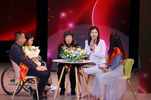 “好人”典型接受現(xiàn)場(chǎng)訪談。魏士化攝