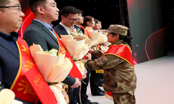 全國(guó)“時(shí)代楷?！蓖跏嘶ǎㄓ遥椤白蠲廊宋铩鳖C獎(jiǎng)。魏士化攝