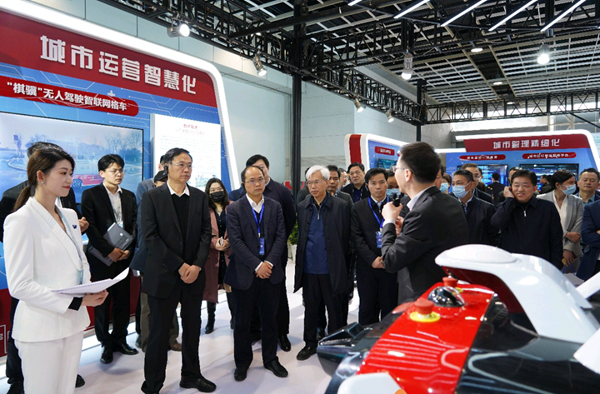 參會(huì)人員實(shí)地參觀觀摩。魯茂亮攝