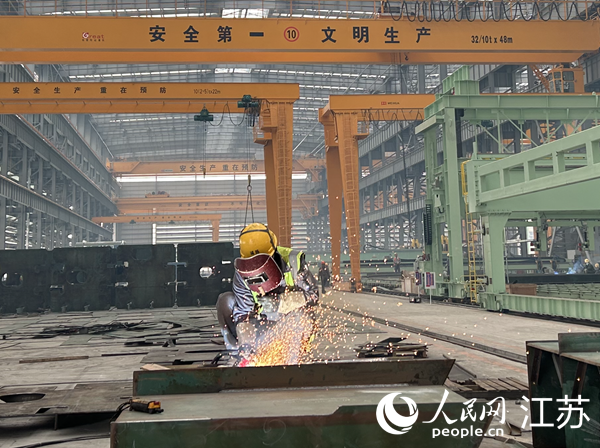 攝造船企業(yè)工人在作業(yè)。人民網(wǎng) 王丹丹攝