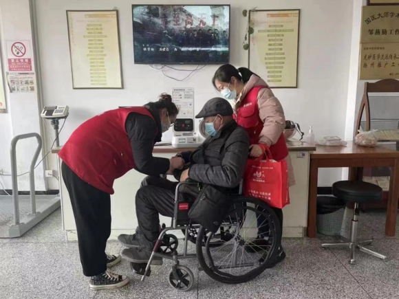 新悅社區(qū)網(wǎng)格員、黨員志愿者陪同獨居老人就診。崔銘娟攝
