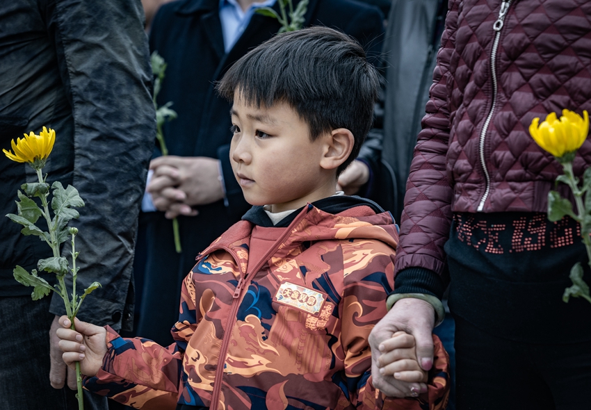 參加祭掃儀式的兒童。胡瀟攝