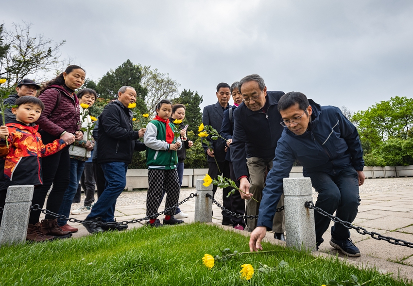 社會(huì)各界人士向烈士墓獻(xiàn)花。胡瀟攝 