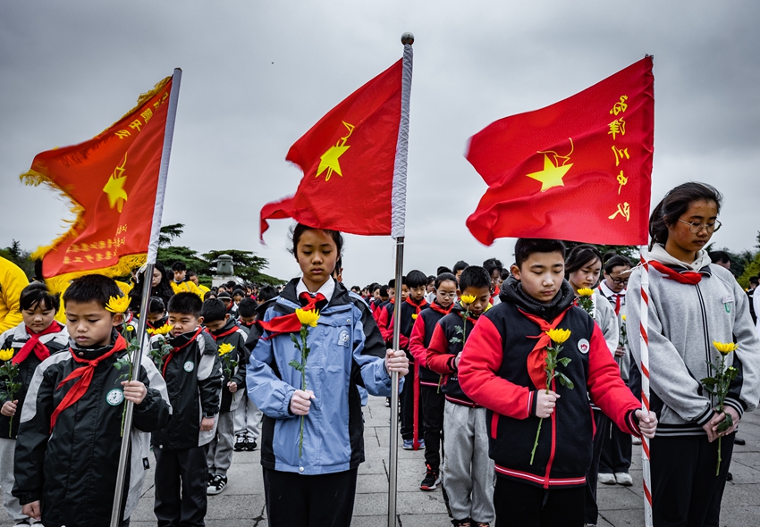 中小學(xué)生代表默哀。胡瀟攝 