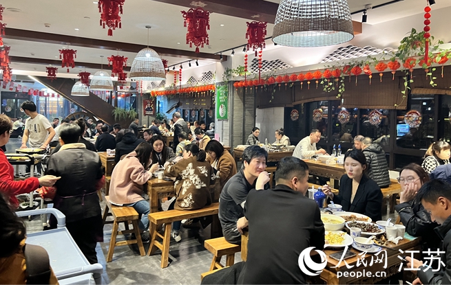 老復(fù)興酒店生意火爆。人民網(wǎng) 馬曉波攝