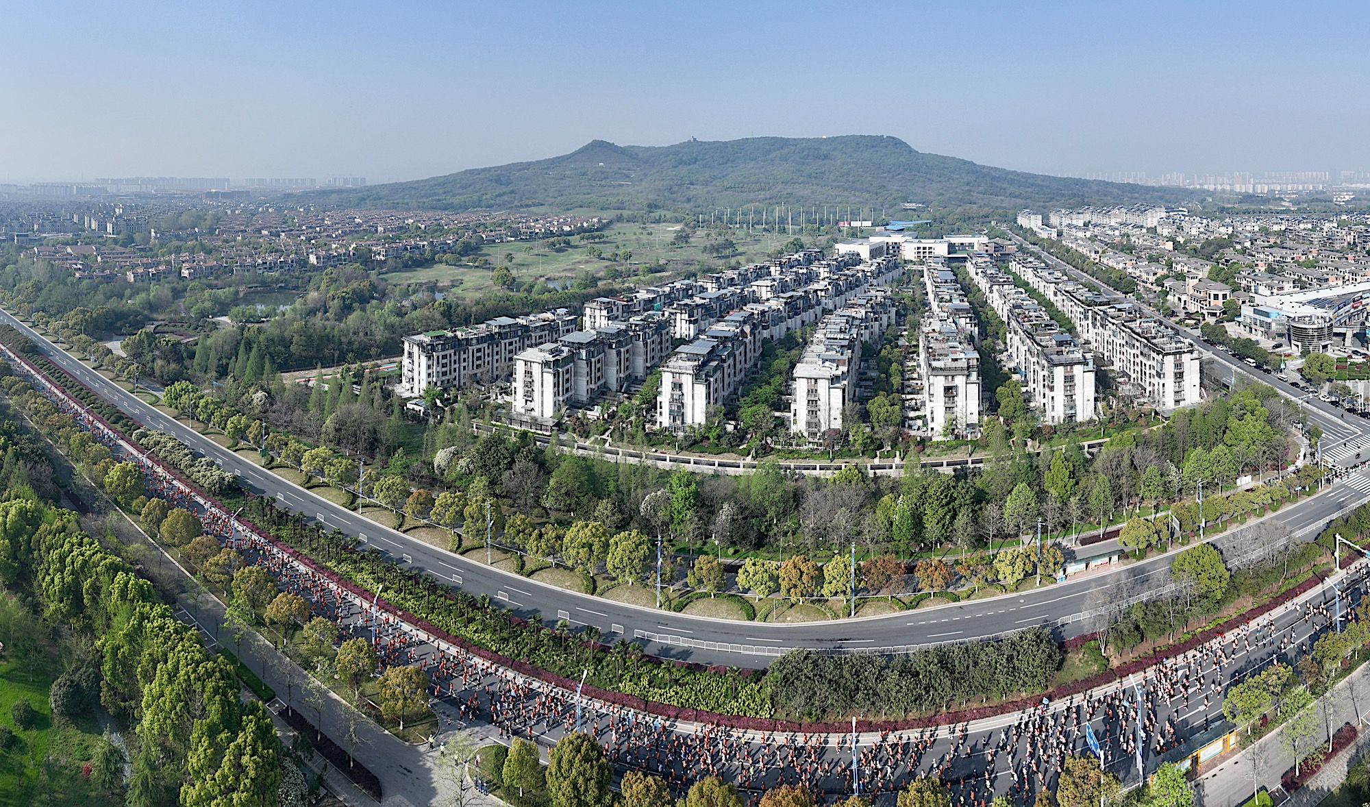 馬拉松賽吸引超萬名跑步愛好者參加。邵丹攝