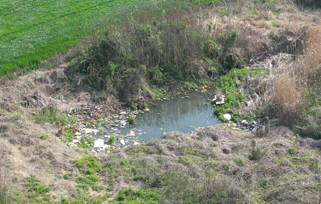 鐘樓區(qū)鄒區(qū)鎮(zhèn)泰村垃圾傾倒點。圖片來源：江蘇省生態(tài)環(huán)境廳