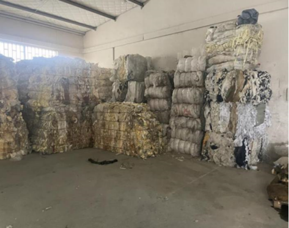 通榆河一級(jí)保護(hù)區(qū)內(nèi)，鹽城海阜環(huán)?？萍加邢薰緝?nèi)建有漢康固廢處置企業(yè)，廠區(qū)內(nèi)堆放大量工業(yè)固廢。