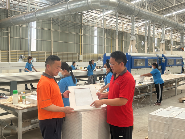 溫靖返鄉(xiāng)創(chuàng)業(yè)，帶動(dòng)百余名村民家門口就業(yè)。灌南宣傳部供圖