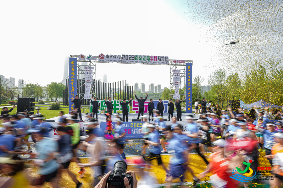 萬名選手沿江出發(fā)。建鄴區(qū)委宣傳部供圖