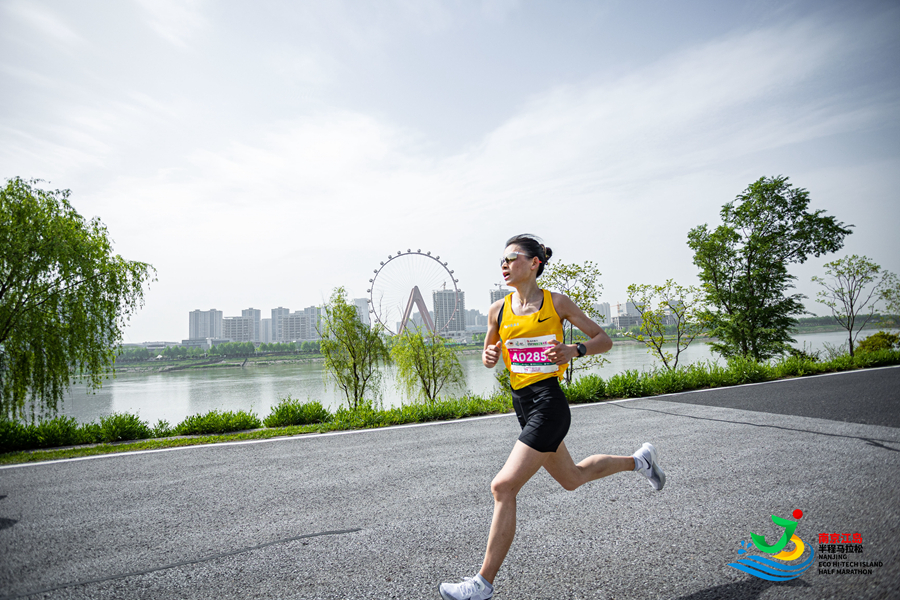生態(tài)科技島擁有22.4公里閉環(huán)江堤賽道。建鄴區(qū)委宣傳部供圖