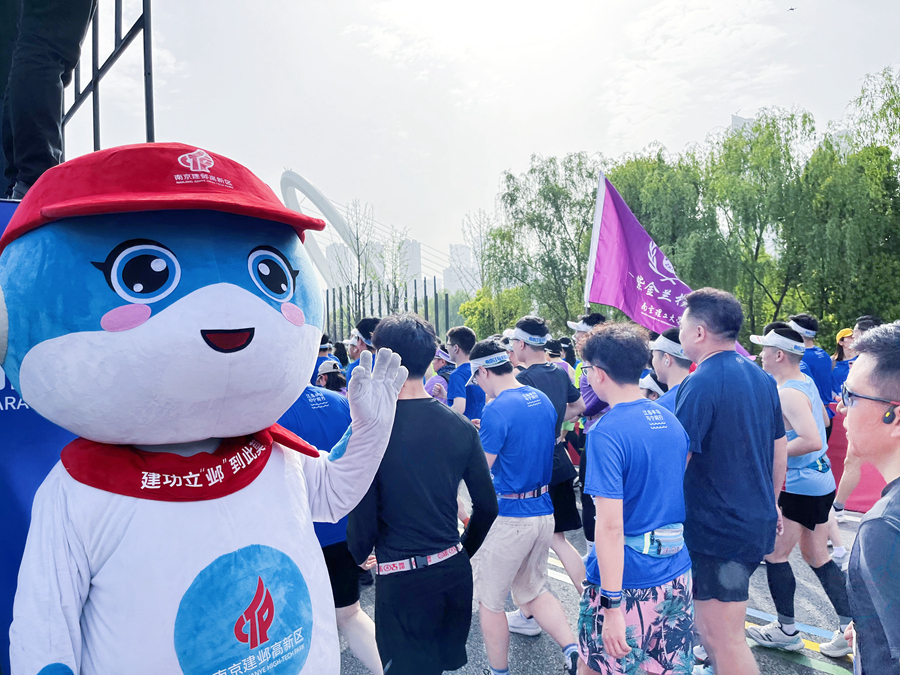 建鄴高新區(qū)“數(shù)字經(jīng)濟(jì)”企業(yè)跑團(tuán)亮相。建鄴區(qū)委宣傳部供圖