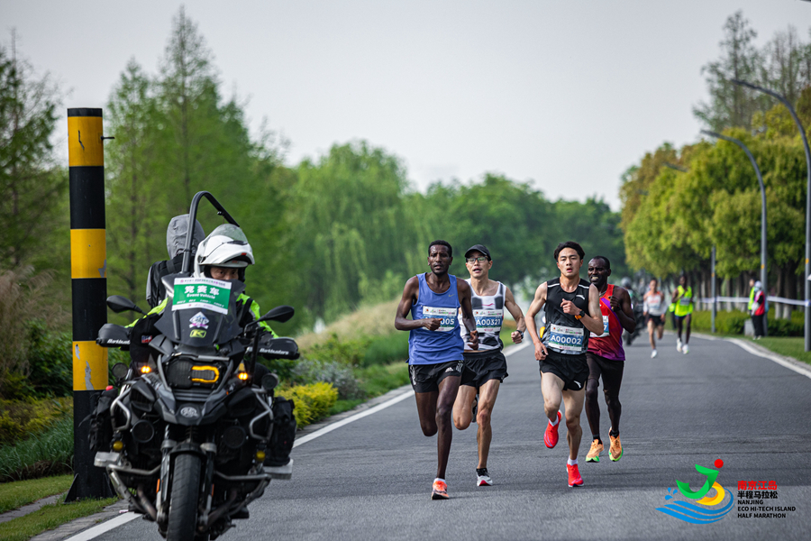 1319名安保人員確保賽事順暢進(jìn)行。建鄴區(qū)委宣傳部供圖