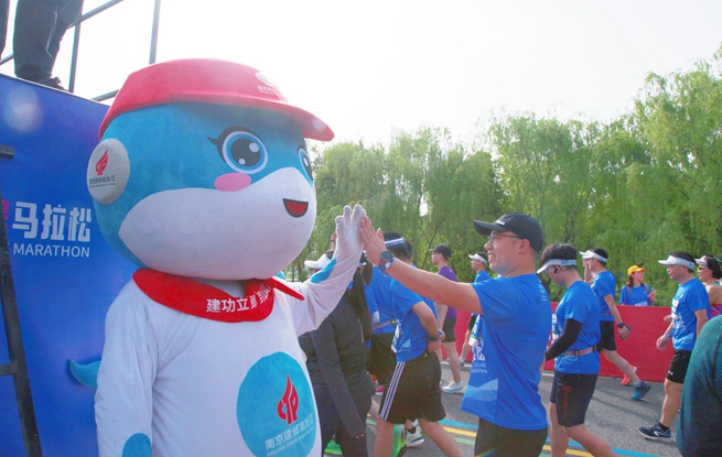 “建鄴高新”亮相2023南京江島半程馬拉松。建鄴高新區(qū)供圖