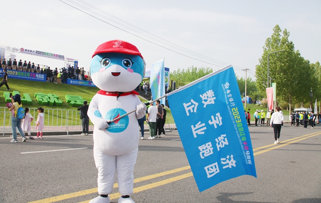 “建鄴高新”亮相2023南京江島半程馬拉松。建鄴高新區(qū)供圖