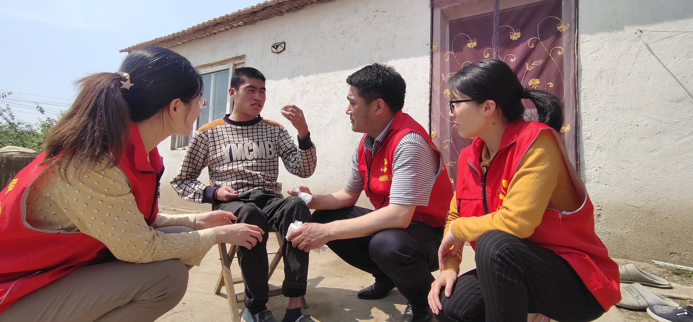 秦民與志愿者一起走訪看望心智障礙者家庭。贛榆區(qū)委宣傳部供圖