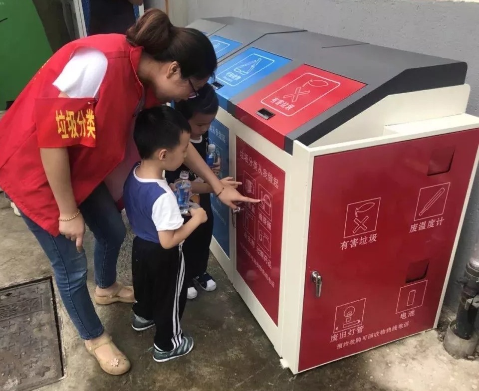 黨員志愿者教小朋友進(jìn)行垃圾分類。周志新攝