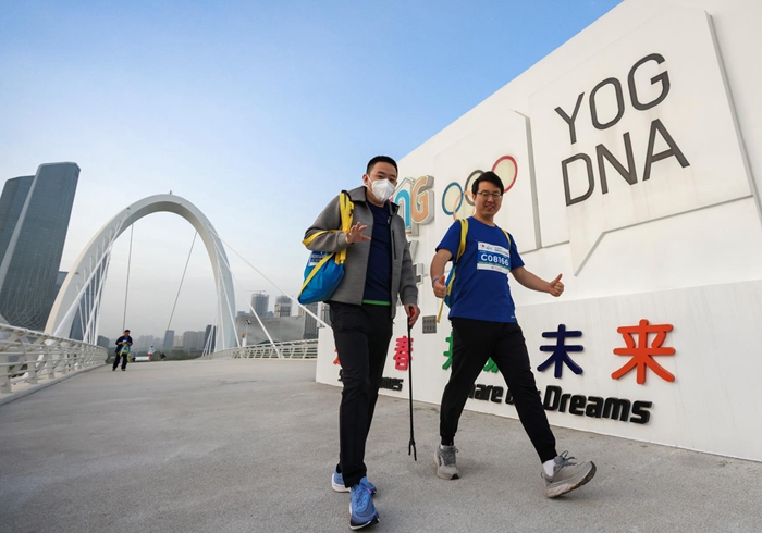 參賽者打卡南京眼步行橋。劉曉光攝