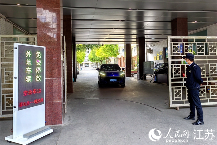 周末免費(fèi)開(kāi)放機(jī)關(guān)和事業(yè)單位停車場(chǎng)，解決停車難題。人民網(wǎng) 張玉峰攝