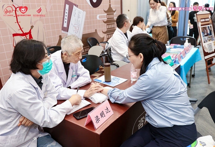 圖為“健康建鄴 醫(yī)企同行”活動(dòng)中，醫(yī)療專家現(xiàn)場(chǎng)義診。建鄴高新區(qū)供圖 