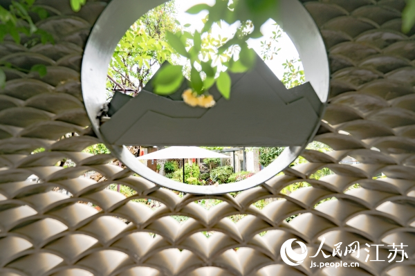 透過鏤空的墻壁，可見秦柳昆家院中的花草。人民網(wǎng) 馬燾燾攝