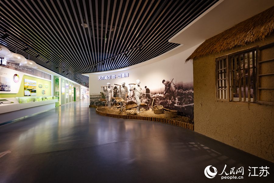 村史館內(nèi)，雕塑再現(xiàn)村莊奮斗歷程。人民網(wǎng) 馬燾燾攝