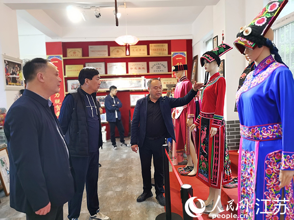 寧強(qiáng)縣羌繡服飾。人民網(wǎng) 記者王繼亮攝