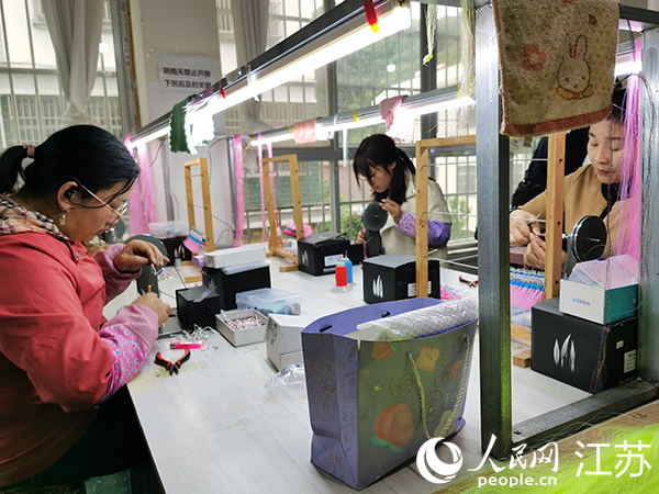 佛坪縣袁家莊街道海釣魚鉤加工廠。人民網(wǎng) 記者王繼亮攝