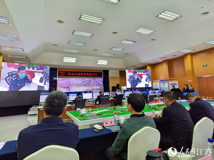 調度中心配合實戰(zhàn)演練。人民網(wǎng)記者 王繼亮攝