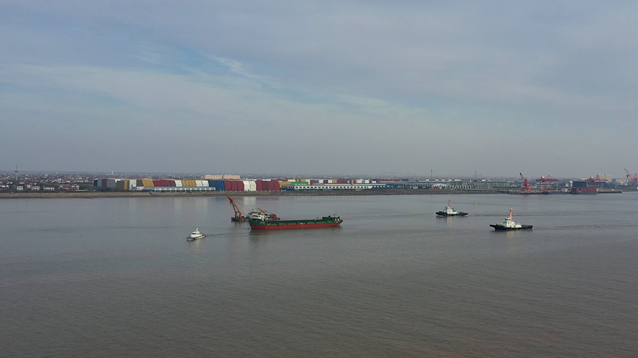 兩地海事部門參與應(yīng)急救援演練。薛薇攝