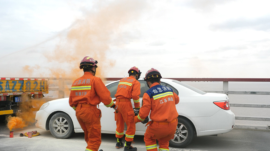 消防員參與應(yīng)急救援演練。薛巍攝