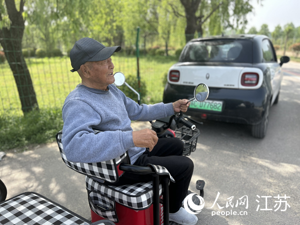 時(shí)常到球場邊關(guān)注球賽進(jìn)展的石組儉老人。人民網(wǎng) 顧姝姝攝