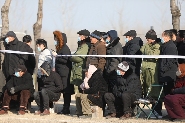 春節(jié)期間看球賽的群眾。呂濤攝