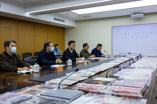 捐贈儀式現(xiàn)場。侵華日軍南京大屠殺遇難同胞紀念館供圖