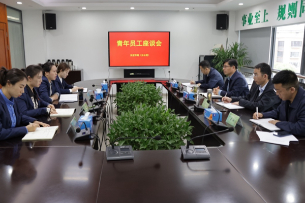 鮑連軍為青年員工上思想政治課。儀征煙草供圖