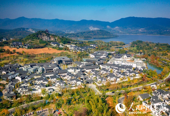 山水之間的雅達陽羨溪山小鎮(zhèn)。人民網(wǎng)記者 張玉峰攝