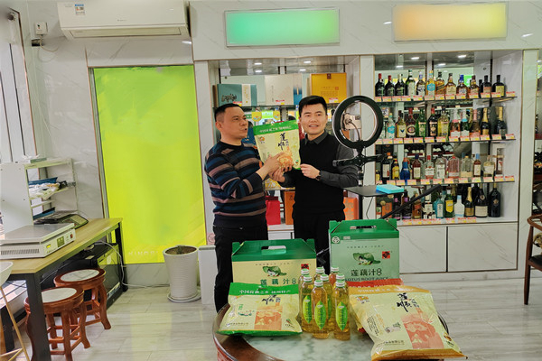 先鋒隊隊員幫助客戶直播帶貨。寶應(yīng)煙草供圖