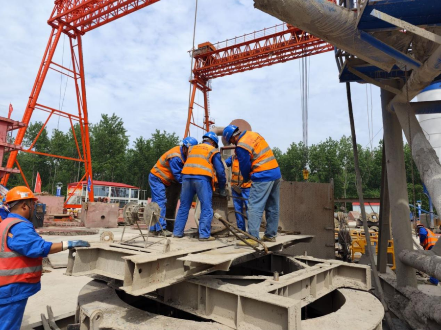 施工現(xiàn)場(chǎng)。張園攝