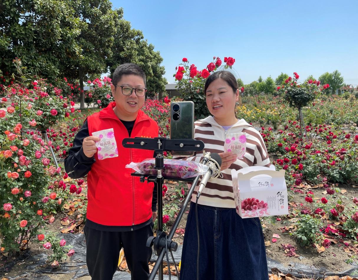 “同心圓”黨員志愿者和村民一起直播銷售玫瑰產(chǎn)品。寶應(yīng)煙草供圖